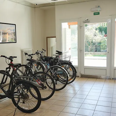Morava 6 Manzelska Postel A Postel Pro 3 Osobu, Parkovani Zdarma-uherske Hradiste Safarikova 855 Hotel *